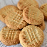Crunchy Peanut Cookies Recipe - crunchy little biscuits, made with peanut butter.