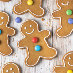 Gingerbread biscuits recipe. Crunchy gingerbread cookie, perfect for gingerbread men.